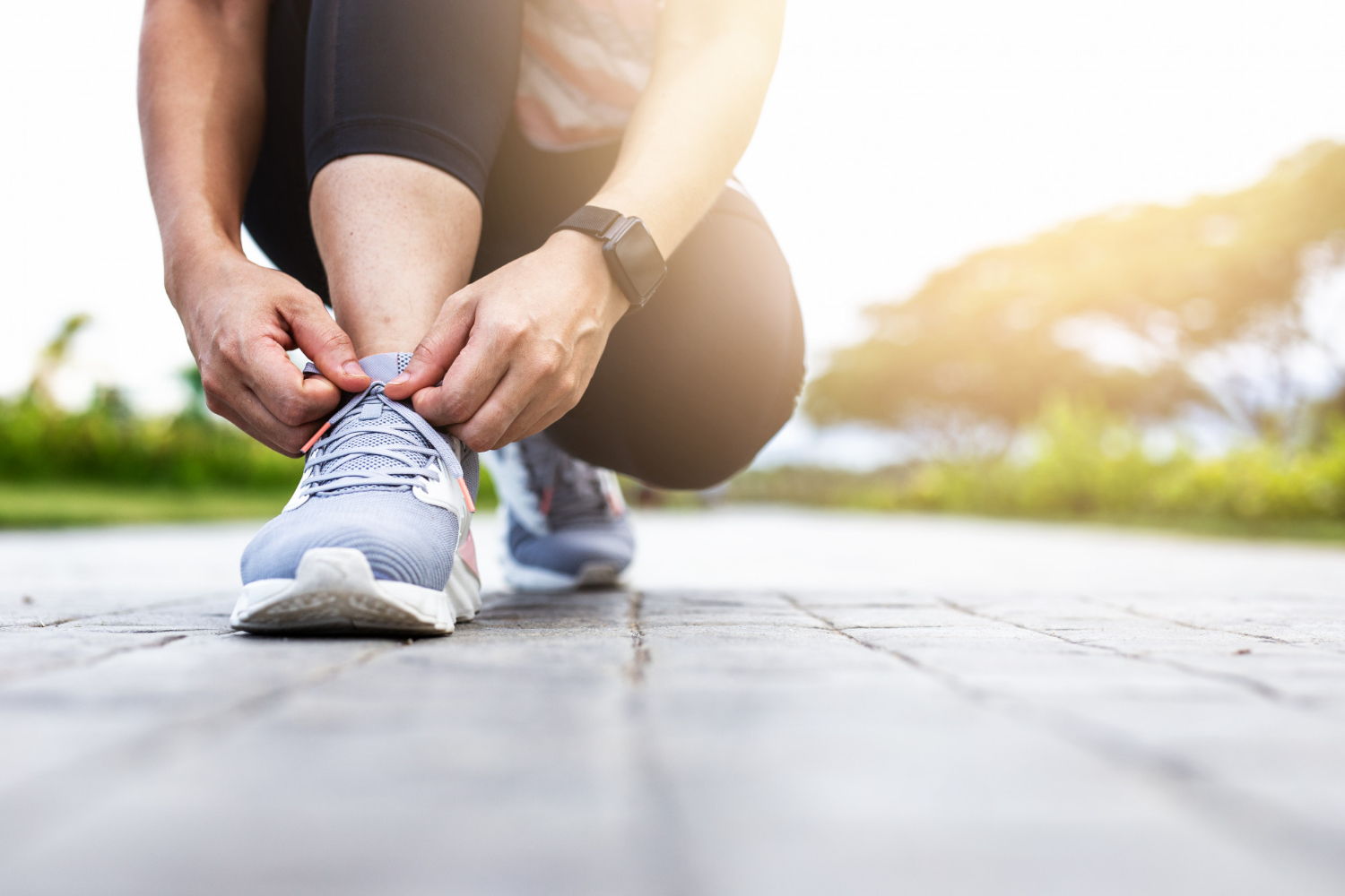  Läufer bindet Schuhe Bild Personal Training